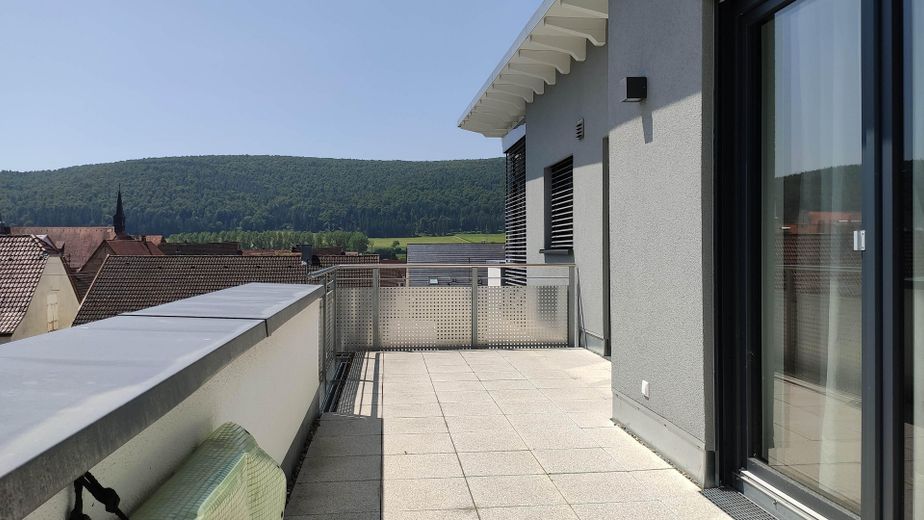 Appartamento attico condominiale accessibile senza barriere, 3,5 locali, con 2 posti auto TG affiancati – Blick von der Ostterrasse