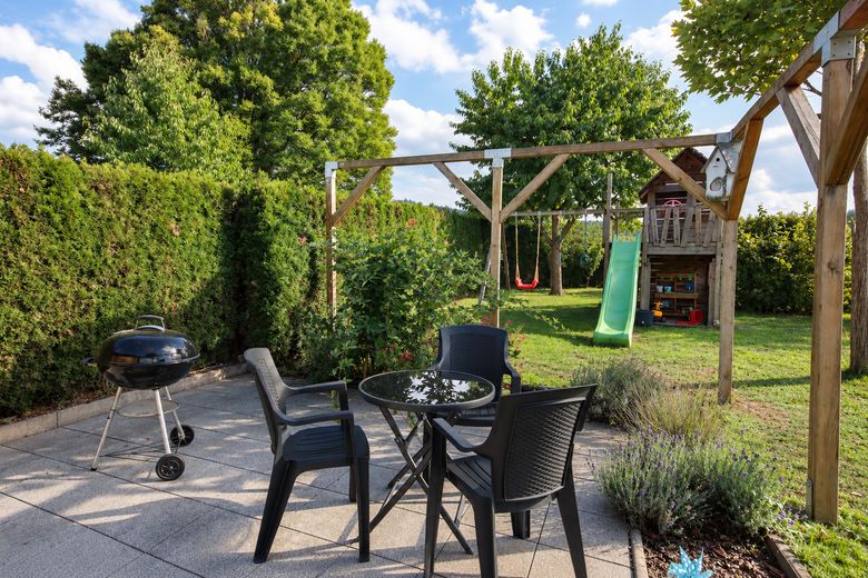 Vivir completamente amueblado con 190 m² de jardín privado y 117 m² de superficie habitable – Garten / Terasse
