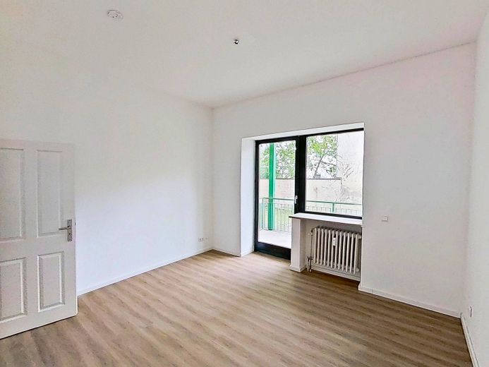 شقة واسعة ومجددة بالكامل من غرفتين مع شرفة – Ansicht I: Wohn- und Esszimmer