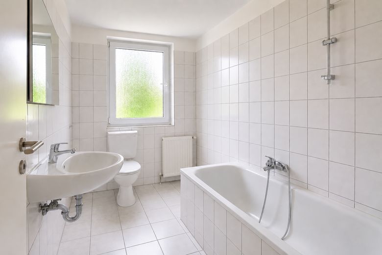 Renovated studio apartment with pointed gable and good university connections – Badezimmer
