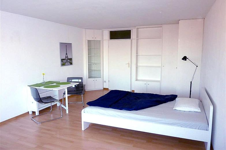 :helle 1-Zimmer-Wohnung mit unverbautem  Bergblick – Wohn-/Schlafzimmer
