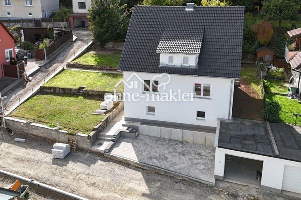 Casa unifamiliar ampliamente modernizada con una gran parcela y una zona de bosque