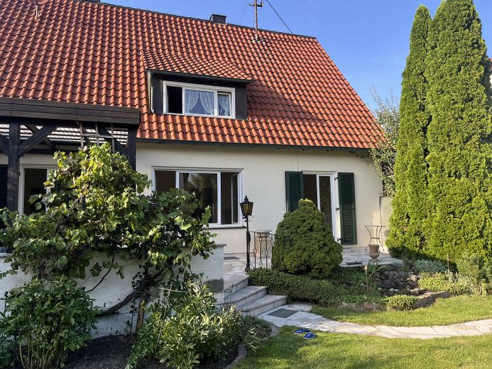 Zweifamilienhaus auf 819 qm Traumgrundstück – teilüberdachte Terrasse