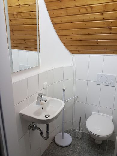 WC mit Waschgelegenheit