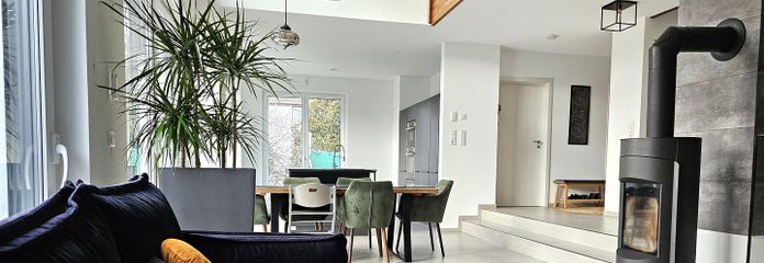 L’architettura incontra la natura – casa in muratura con privacy e un’esperienza abitativa straordinaria – Wohnbereich mit Luftraum (EG)