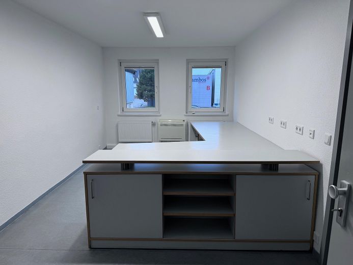 Produktions- und Lagerflächen zu vermieten (Gebäude C) – Büro möbiliert