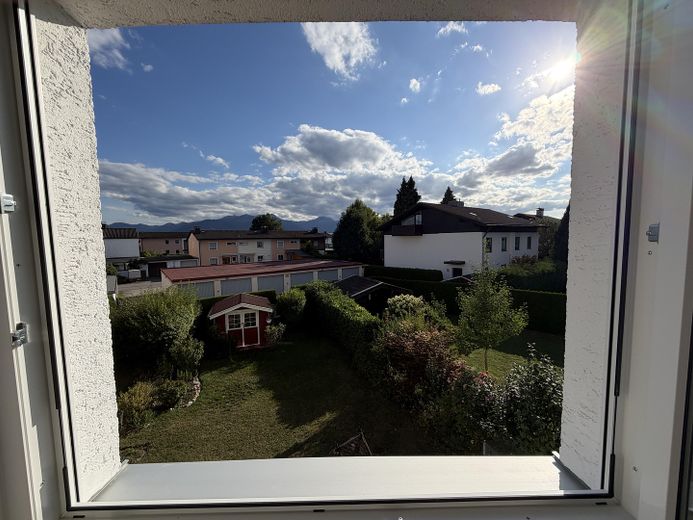 Mooie, ruime 3-kamerwoning 90m² met zuidwestbalkon en droomuitzicht in Rosenheim-Pang – Blick aus dem Kinderzimmer