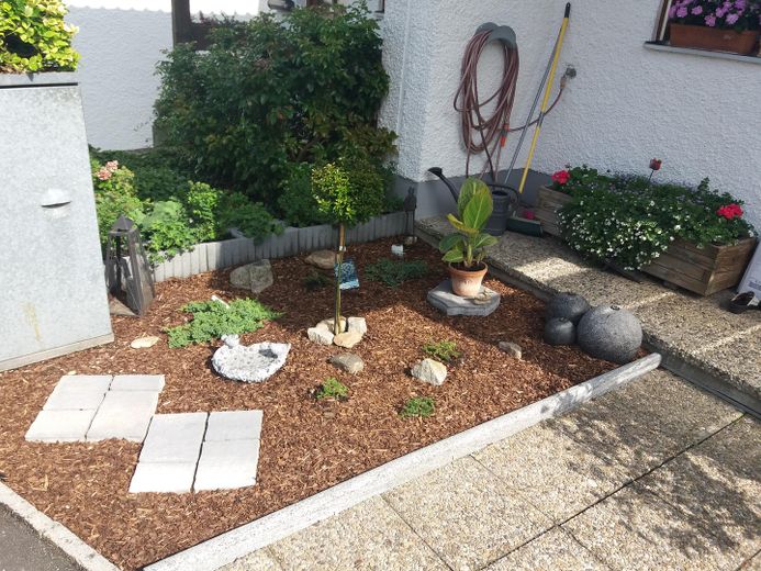 Spaziosa casa a schiera di testa, ammodernata con materiali di alta qualità, parzialmente arredata – Vorgarten