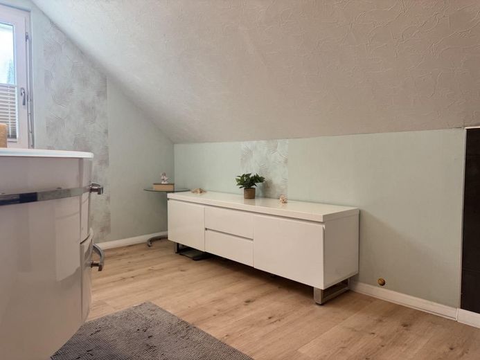 Modernisiertes Einfamilienhaus in ruhiger Sackgassenlage mit Kamin, PV-Anlage und großem Grundstück – Badezimmer