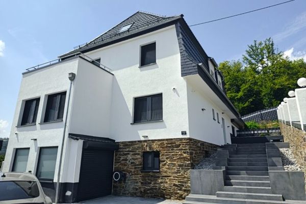 Moderno piso de 4 habitaciones con una gigantesca terraza solárium de 84 m² y vistas panorámicas en Nassau an der Lahn