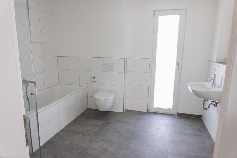 Besondere Maisonette-Wohnung (5,5 Zimmer) mit Balkon, EBK und Stellplatz – Bad OG