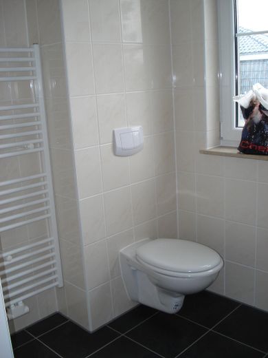 Helle 3-Zimmer-Wohnung im 1. OG mit Balkon – 84 m², Fußbodenheizung, Stellplatz – Bad