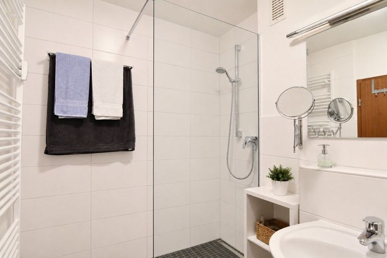 Fast wie im Penthouse - 3 Zi Wohnung + Stellplatz TG u. Wallbox. – Modernes Badezimmer