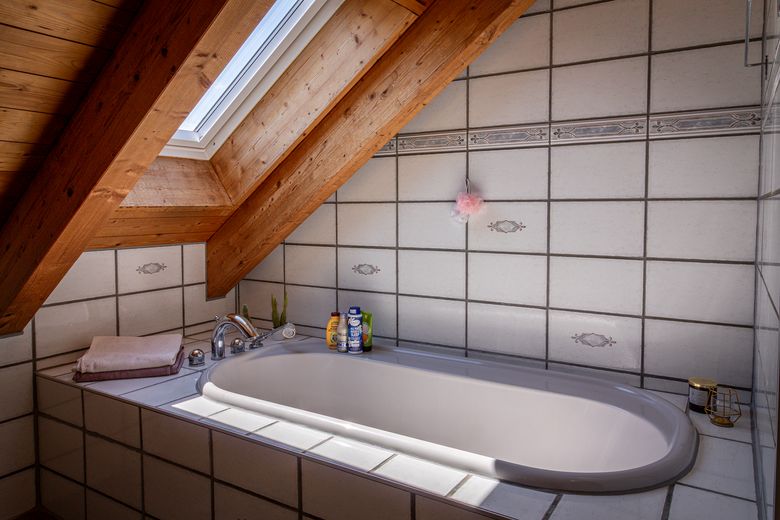 Provisievrij: 4-kam.-galerij-maisonnette, bovenste verdieping, balkon & ondergrondse garage-Geretsried-Stein – Bad (DG)