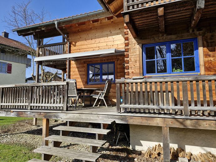 Ökol. Blockhaus in Bernau am Chiemsee – Zuhause auf Zeit für bis zu 5 Jahre, mit eigenem Garten – Terrasse