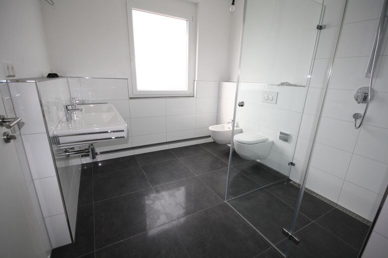 ++ EXCLUSIVES PENTHOUSE IN KORNTAL: BARRIEREFREI MIT AUFZUG - DACHTERRASSE MIT STADTBLICK ++ – Hauptbad