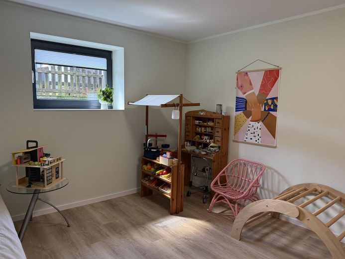 Modernes Einfamilienhaus in Feldrandlage – Spielzimmer