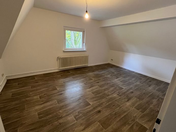 Elberfeld Hainstrasse Katernberg Appartamento mansardato bello e modernizzato – Schlafzimmer