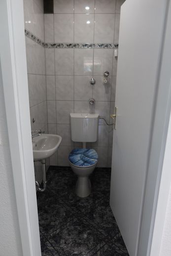 Appartement 3 pièces avec balcon et place de stationnement à Niefern – WC