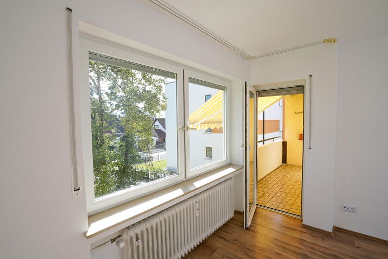 Wohnzimmer mit Balkon