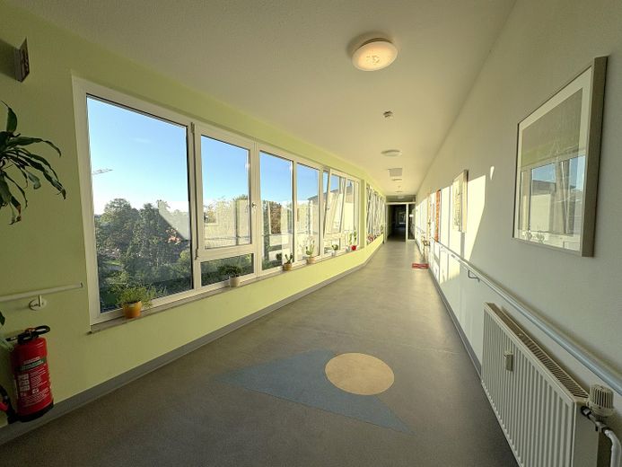 Barrierefreie Dachgeschosswohnung mit großer Sonnenterrasse (provisionsfrei!) – Hausflur