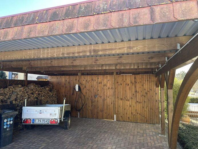 Doppelcarport / E-Ladestation