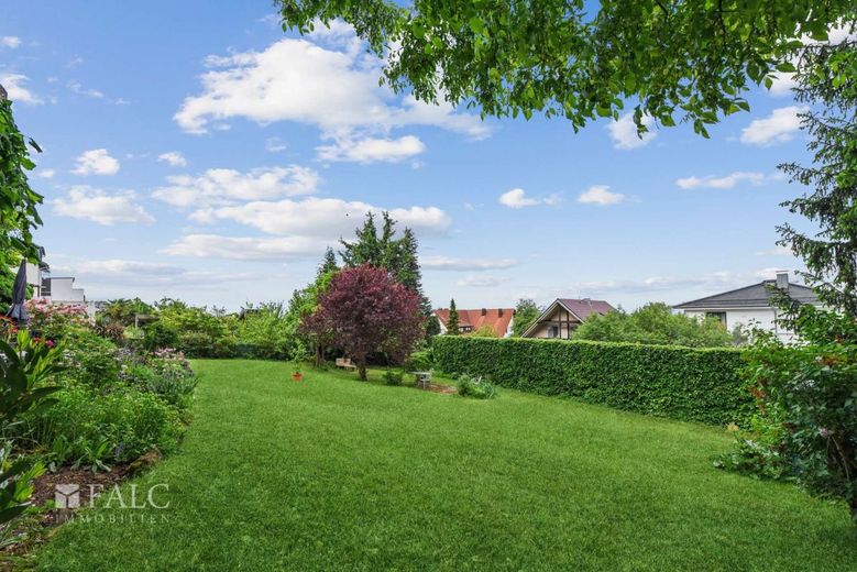 Wohnen am Waldrand: 4-Zimmerwohnung mit zwei Loggien und Garage – Ruhige Lage