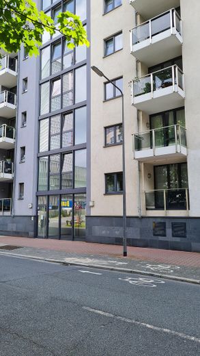 Schöne, ruhige und helle 3-Zimmerwohnung gegenüber Skyline Plaza – Hauseingang