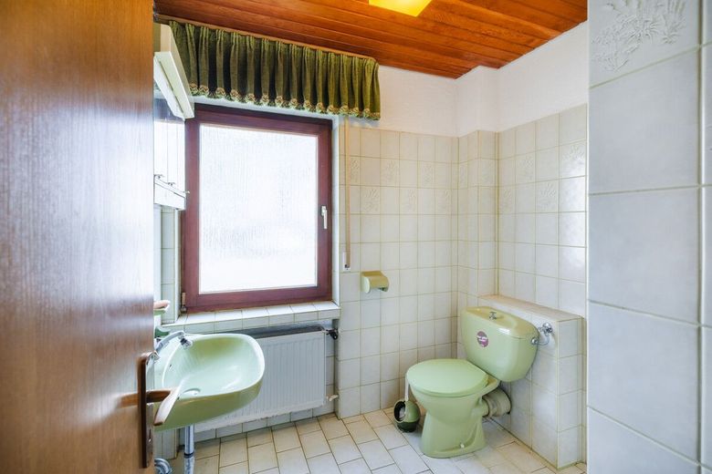 Großes Wohnhaus mit Garage, Garten und Zugang zum Fockenbach: Viel Raum für Ideen in Niederbreitbach – Gäste WC EG