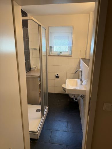 2‑Zimmer‑EG-Wohnung ideal als Kapitalanlage oder Eigennutzung – Badezimmer