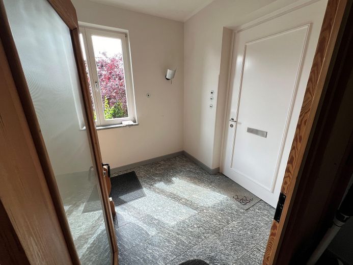PROVISIONSFREI: Charmantes EFH in zentraler, ruhiger Anliegerstraße – Treppenhaus / Haustür / Granit