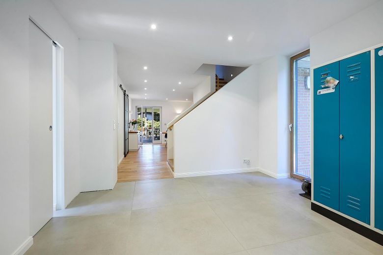 Ampliada en 2026: casa familiar de 298 m² en una parcela de 1.786 m² en Hamburg-Rissen | sin comisión – Garderobe
