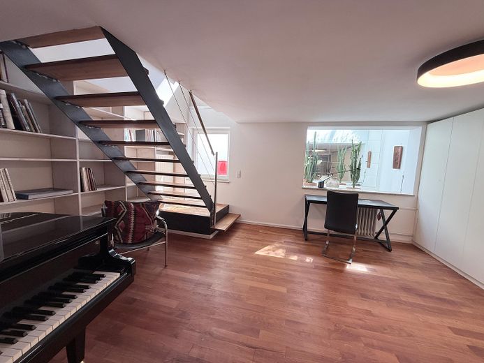 Exklusive möblierte Doppelhaushälfte mit 175 m², großem Privatgarten und Loftcharakter in Gräfelfing – Musik- und Ankleidezimmer