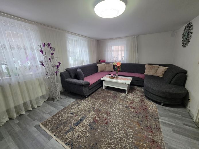 Attraktives Angebot: 4-Zimmer-Haus mit Terrasse - Neumarkt-St. Veit – Wohnzimmer