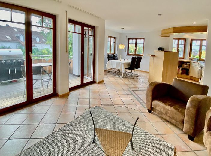 helle, großzügige Wohnung mit Weitblick fußläufig zum Pilsensee – Essplatz und offene Küche