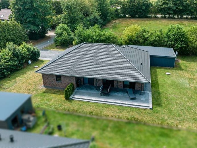 Einziehen und genießen – Modernes Einfamilienhaus mit Designküche und überdachter Terrasse – Foto 1