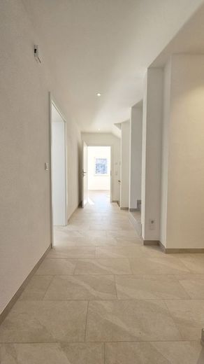 Planen Sie jetzt Ihr neues Nest in den Bergen mit guter München Anbindung – Hausflur als Beispiel