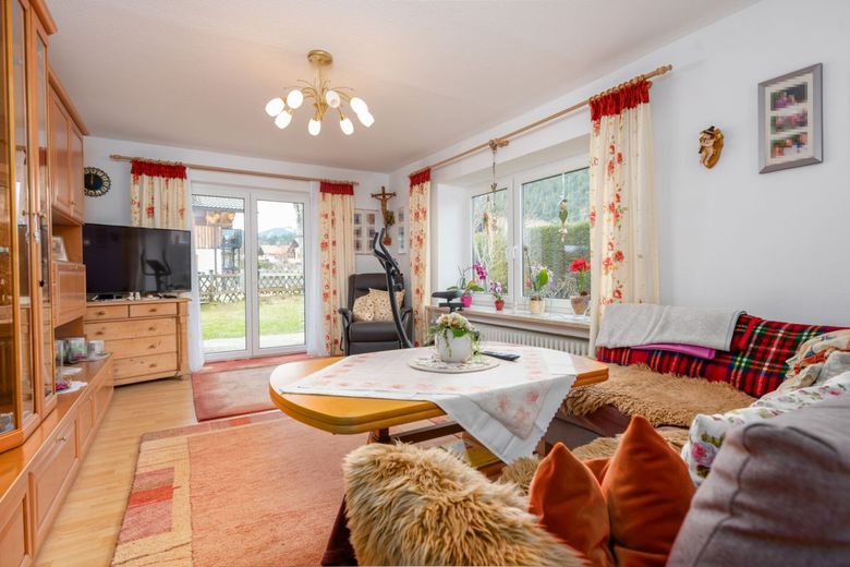 3-Zimmer-Erdgeschosswohnung in Wallgau mit Terrasse, Hobbyraum &amp; Garage – Wohnzimmer mit Blick zur Terrasse/Garten