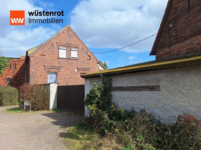 Einfamilienhaus in Rackith. Viel Platz für Familie, Garten, Tierhaltung &amp; individuelle Gestaltung – Ansicht Straßenseite