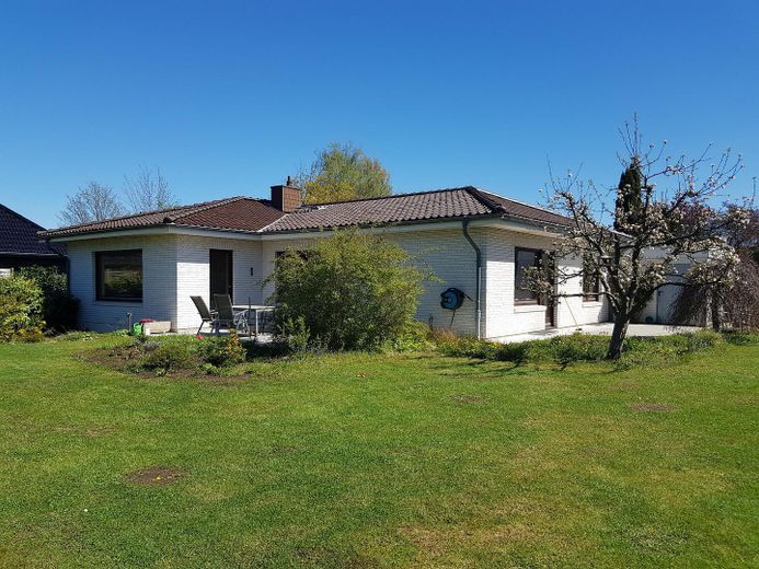 Gepflegtes Einfamilienhaus mit großem Garten in Hamburg-Lemsahl-Mellingstedt – Hausansicht Garten
