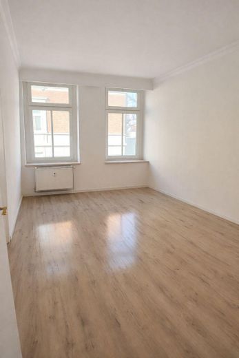 Neu renovierte 2-Zimmerwohnung mit Balkon zu vermieten – Wohnzimmer