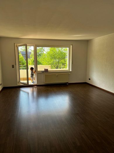 Geschmackvolle 3,5-Zimmer-Wohnung in Holthausen mit gut ausgestattetem Wohnbereich, Balkon und EBK – Balkonblick auf das Wohnzimmer