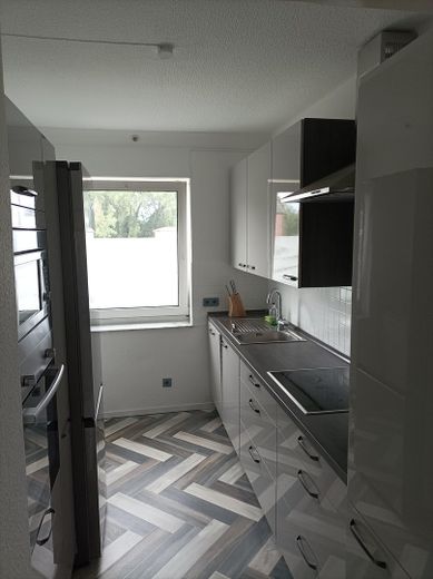 „Charmante 3-Zimmer-Terrassenwohnung mit eigenem Garten und Kamin in Hamburg-Sülldorf“ – Фотографія 3