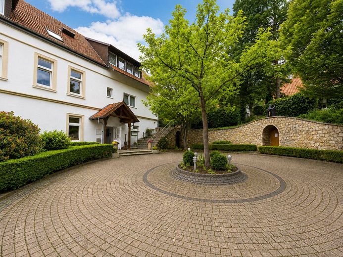 Etabliertes Hotel- &amp; Gastro-Anwesen am Wiehengebirge umfassend modernisiert – Innenhof