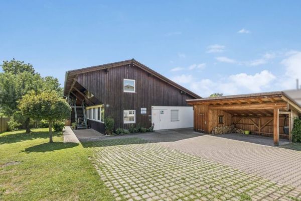 Attraktive Wohn- und Gewerbeimmobilie mit unverbaubarem Bergblick und privatem Garten