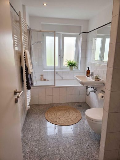 Frisch renovierte 2-Zimmer-Traumwohnung (Effizienzklasse A!), 2 Stellplätze - provisionsfrei! – Bad