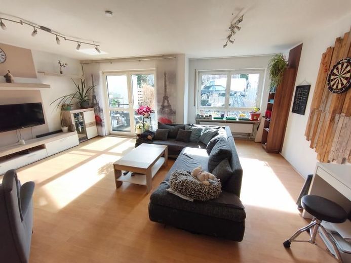 Reihenmittelhaus mit Garten und Carport in Etzelskirchen – Wohnbereich mit Zugang zu Terrasse / Garten Bild 1