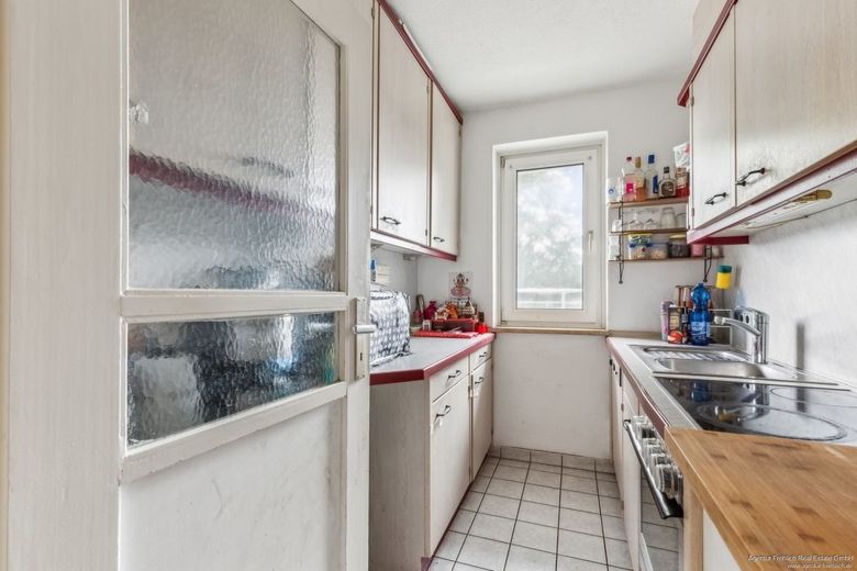 En iyi konumda yatırım fırsatı: Parkstadt Bogenhausen'de yeşil manzaralı kiralık 3 odalı daire – Küche