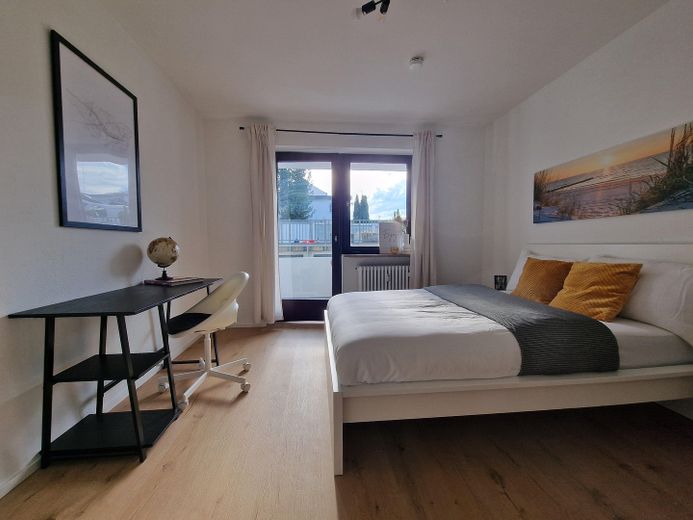 NEU renvoierte 1 Zi-Whg mit Balkon voll möbliert in Passau zentral – Schlaf- und Wohnbereich