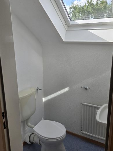 Heiningen: 3 Zimmer DG-Wohnung mit Balkon und Stellplatz – WC